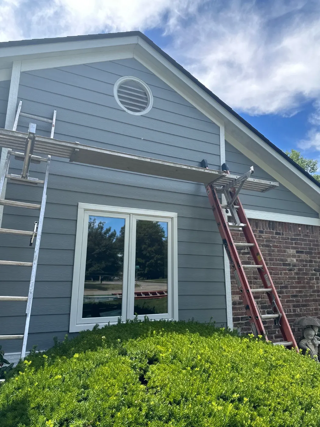 Trim and flashing detail on a Rocky Ripple siding job
